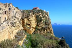 Antiche abitazioni e mare sull'isola di Procida, golfo di Napoli, Campania - © giannimarchetti / Shutterstock.com