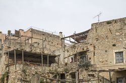 Antiche abitazioni in pietra nel vecchio borgo di Borgio Verezzi, provincia di Savona, Liguria - © Eder / Shutterstock.com