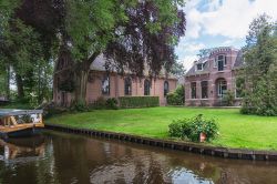 Antiche abitazioni lungo il canale di Giethoorn, Paesi Bassi - © Julia700702 / Shutterstock.com