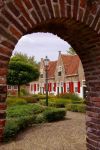 Antiche case costruite dalla chiesa a Naaldwijk, Olanda. Un suggestivo scorcio panoramico di alcune abitazioni fatte edificare su progetto della chiesa per i più bisognosi.
