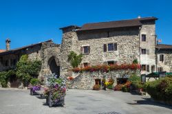 Antiche case in pietra nel borgo francese di Yvoire, località della regione Alvernia-Rodano-Alpi.