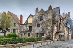 Antiche case in pietra nel cuore di Nevers, Francia.

