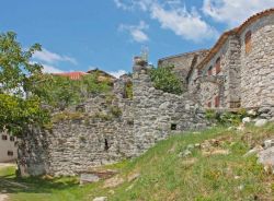 Le antiche case in sasso di Hum in Croazia - © Alexandra Lande / Shutterstock.com