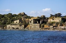 Antiche costruzioni sulla spiaggia di Is Mortorius in Sardegna