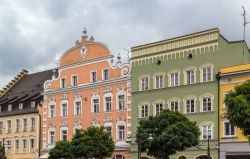 Antiche dimore signorili nella piazza principale di Straubing, Germania.

