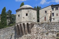 Antiche mura di Spello, Umbria. Formate da una struttura cementizia molto spessa e compatta rivestita da blocchetti rettangolari di pietra calcarea locale, le mura sono databili fra il 30 e ...