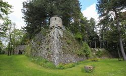 Antiche mura in pietra con torre a Sestola, Modena, Emilia Romagna. Il nome Sestola, territorio situtato nel Parco del Frignano, è di probabile derivazione romana - © marinya / Shutterstock.com ...