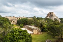Antiche piramidi di Uxmal nei pressi di Merida, Yucatan. Questo sito archeologico maya è stato proclamato patrimonio mondiale dell'Unesco. Le strutture presenti sono in ottimo stato ...