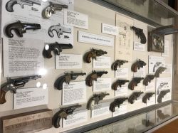 Antiche pistole esposte al Museo di Storia del Connecticut di Hartford, USA - © singh_lens / Shutterstock.com