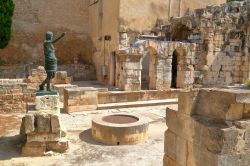 Antiche rovine alla Porta di Augusto con la statua dell'imperatore romano a Nimes, Francia. 
