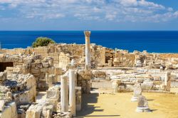 Antiche rovine della città greca di Kourion, nei pressi di Limassol, Cipro. Ancora oggi rimane uno dei siti archeologici più interessanti dell'isola. Gli scavi riportano alla ...