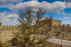 Antiche rovine nei pressi di Stepanakert, Nagorno-Karabakh. La cittadina sorge sulle sponde del fiume Karkar ed è circondata da una natura piuttosto aspra e selvaggia - © Ekaterina ...