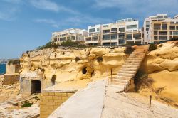 Le antiche scale della fortezza Tigne a Sliema e, sullo sfondo, nuovi appartamenti, Malta. Questa fortificazione fu costruita nel 1792 dall'Ordine di San Giovanni.



