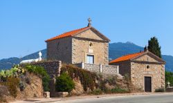 Antiche tombe di famiglia nel cimitero di Propriano, Corsica - © Eugene Sergeev / Shutterstock.com