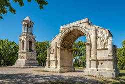 Antiche vestigia romane al sito archeologico di Saint-Remy-de-Provence (Francia): noti come "Les Antiques", questi due monumenti storici accolgono all'ingresso di Glanum.


