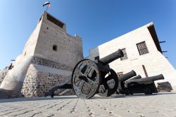 Antichi cannoni nel museo di Ras al-Khaimah, Emirati Arabi Uniti. Questo vecchio forte, distrutto due volte e ricostruito, ospita al suo interno materiale storico, etnografico e archeologico ...