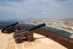 Antichi cannoni sulla fortezza di Aguilas, Spagna. Su un promontorio della parte alta del centro antico si erge il castello di San Juan de Aguilas costruito nel 1579 a scopo difensivo.

