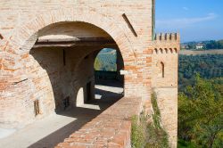 Antichi edifici a Cartoceto nelle Marche, piccolo borgo sulle colline