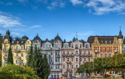 Antichi edifici affacciati su una strada del centro città di Marianske Lazne, Repubblica Ceca. 

