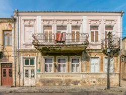 Antichi edifici affacciati su una strada della città di Kutaisi, Georgia. E' situata 221 km a ovest della capitale Tbilisi  - © Valerii Iavtushenko / Shutterstock.com