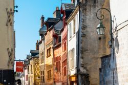 Antichi edifici affacciati su una via del centro storico di Orléans, Francia - © ilolab / Shutterstock.com