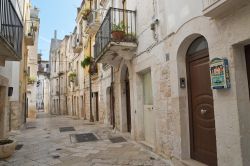 Antichi edifici del centro storico affacciati su un vicolo di Rutigliano, Puglia.




