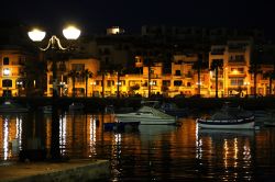 Antichi edifici di Marsascala by night, isola di Malta. Il nome di questo abitato significa "porto siciliano" perchè la baia su cui è sorta era un tempo frequentata da ...
