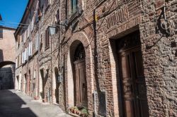 Antichi edifici in mattoni nel centro storico di Città della Pieve, provincia di Perugia, Umbria.



