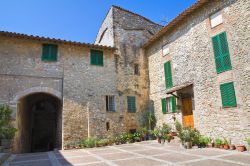 Antichi edifici in pietra affacciati su una piazzetta nel centro storico di San Gemini, Umbria, Italia. Ben conservato, il cuore del paese ha un'architettura prevalentemente medievale.

 ...