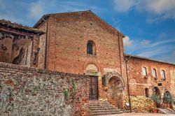 Antichi edifici in una piccola piazza di Certaldo, Toscana, Italia. Questo grazioso borgo si affaccia su un territorio ricco di itinerari storici e naturalistici.

