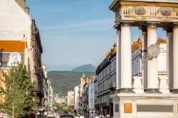 Antichi edifici nel centro di Clermont-Ferrand, Francia. Sullo sfondo, il vulcano spento Puy-de-Dome: qui, in epoca pre-cristiana, si svolgevano cerimonie religiose.

