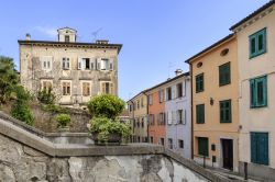 Antichi edifici nel centro storico di Cormons in Friuli e la Chiesa di S. Adalberto