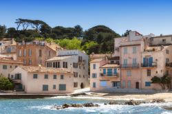 Antichi edifici signorili lungo la costa di Saint-Tropez, Costa Azzurra (Francia).

