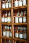 Antichi medicinali in una teca dell'Hotel-Dieu di Beaune, Francia.
