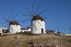 Antichi mulini a vento sull'isola di Ios, Grecia - © Laila R / Shutterstock.com