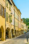 Antichi palazzi affacciati nel centro di Villeneuve-les-Avignon, Francia.

