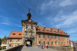 Antichi palazzi con affreschi e architettura a graticcio nel centro di Bamberga, Germania.

