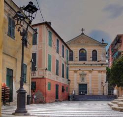 Antichi palazzi con la chiesa nel cuore del centro storico di Albissola Marina, Savona, Liguria - © maudanros / Shutterstock.com