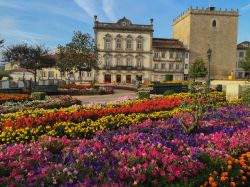 Antichi palazzi di Barcelos con aiuole fiorite in primavera (Portogallo).

