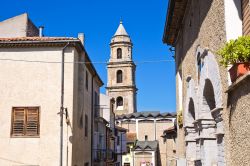 Antichi palazzi di Satriano di Lucania (Basilicata) con la torre campanaria sullo sfondo - © Mi.Ti. / Shutterstock.com