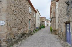 Antichi palazzi in pietra affacciati su un vicolo del centro storico di Castelo Mendo, Portogallo.

