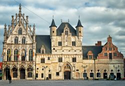 Antichi palazzi nel centro storico di Mechelen, Belgio - © 128495927 / Shutterstock.com
