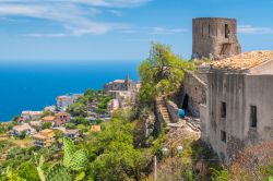 Antichi ruderi di Forza d'Agrò, provincia di Messina, con il mare sullo sfondo.



