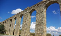 L'antico acquedotto romano della città di Evora, Portogallo. E' una delle principali attrazioni della città: l'Aqueduto da agua de Prata è una splendida costruzione ...