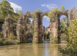 L'antico acquedotto romano di Nicopolis, Epiro, Grecia. Parte dall'estremità settentrionale della valle del Louros, nei pressi del villaggio di San Giorgio, a nord di Filippiada.



 ...