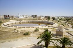 Antico bacino aglabita a Kairouan, Tunisia - La quarta città santa dell'Islam ha un'interessante sorpresa da svelare a chi la visita: i bacini circolari ospitati in periferia. ...