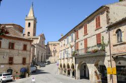 L'antico centro storico di Ripatransone nelle Marche, Italia. L'impianto del paese è tipicamente medievale e accoglie ancora oggi resti di fortificazioni del passato - © ...