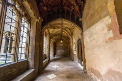 Un antico corridoio della chiesa di Cristo all'Università di Oxford, Inghilterra. Fa parte del Priorato Originale di St. Frideswide che sorgeva in quel luogo prima della costruzione ...