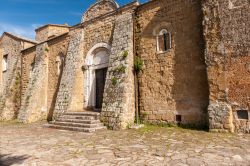 Antico Duomo di Sovana, Toscana. Uno degli edifici religiosi del borgo toscano dove il contrasto fra i mattoni di tufo e l'azzurro del cielo crea un'atmosfera ancora più suggestiva ...