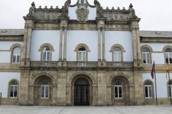 Antico edificio con decorazioni sulla facciata nel centro di Lugo, Spagna.


